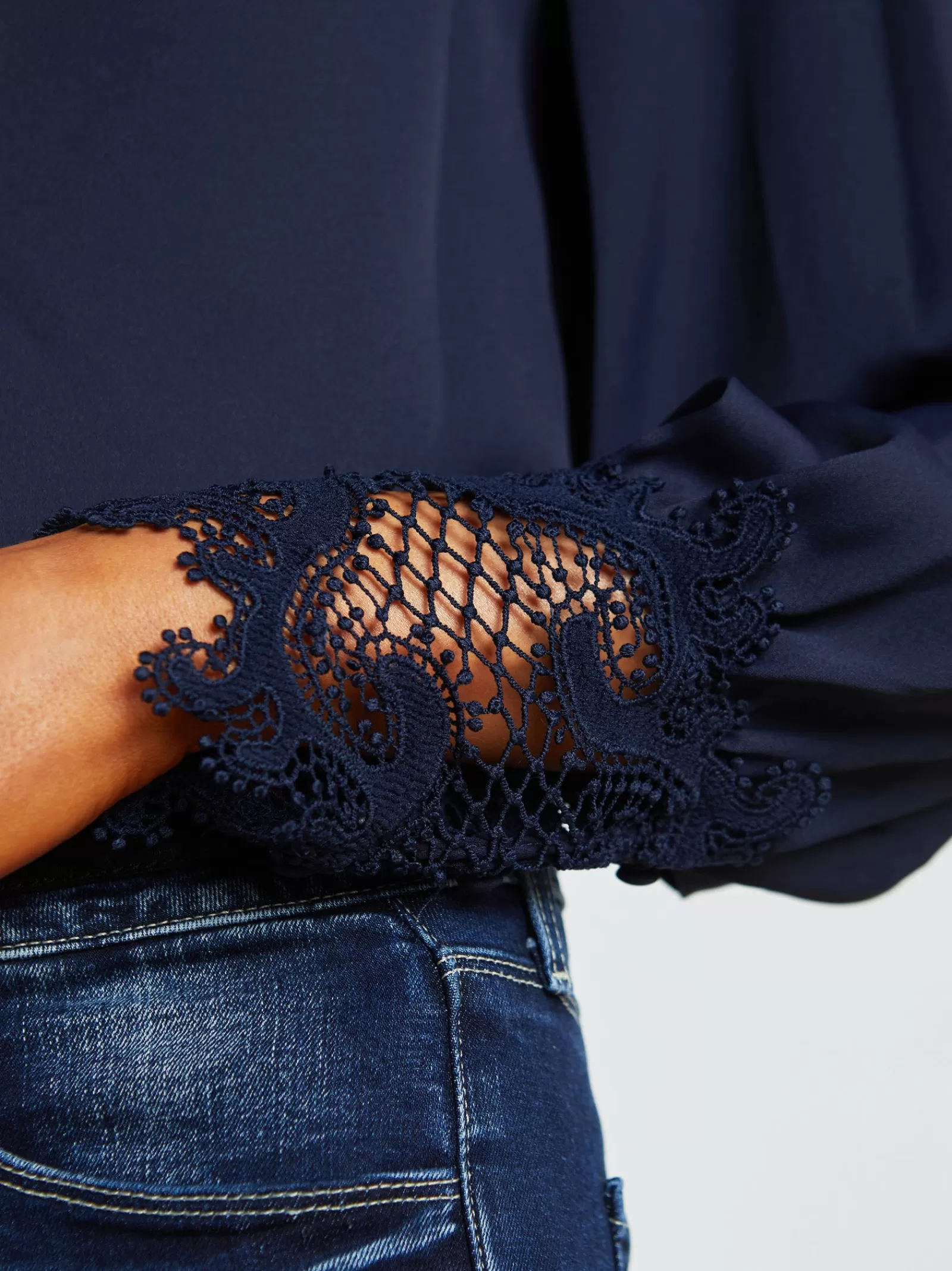 L'AGENCE Ava Blouse< Essentials | Blouses & Tops