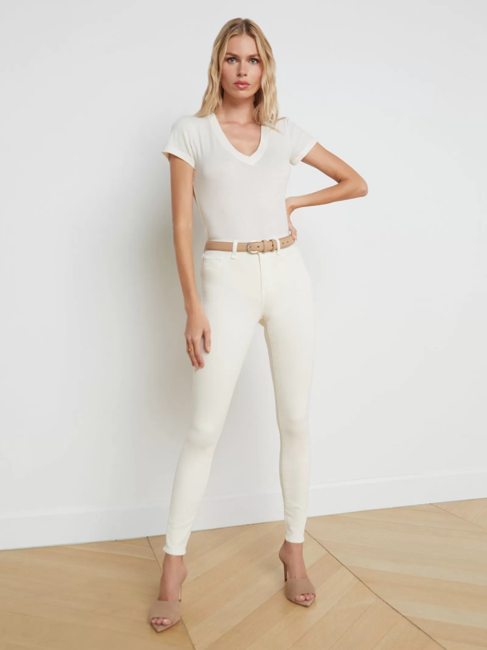 L'AGENCE Becca Cotton V-Neck Tee< Nouveau Whites | Best Sellers