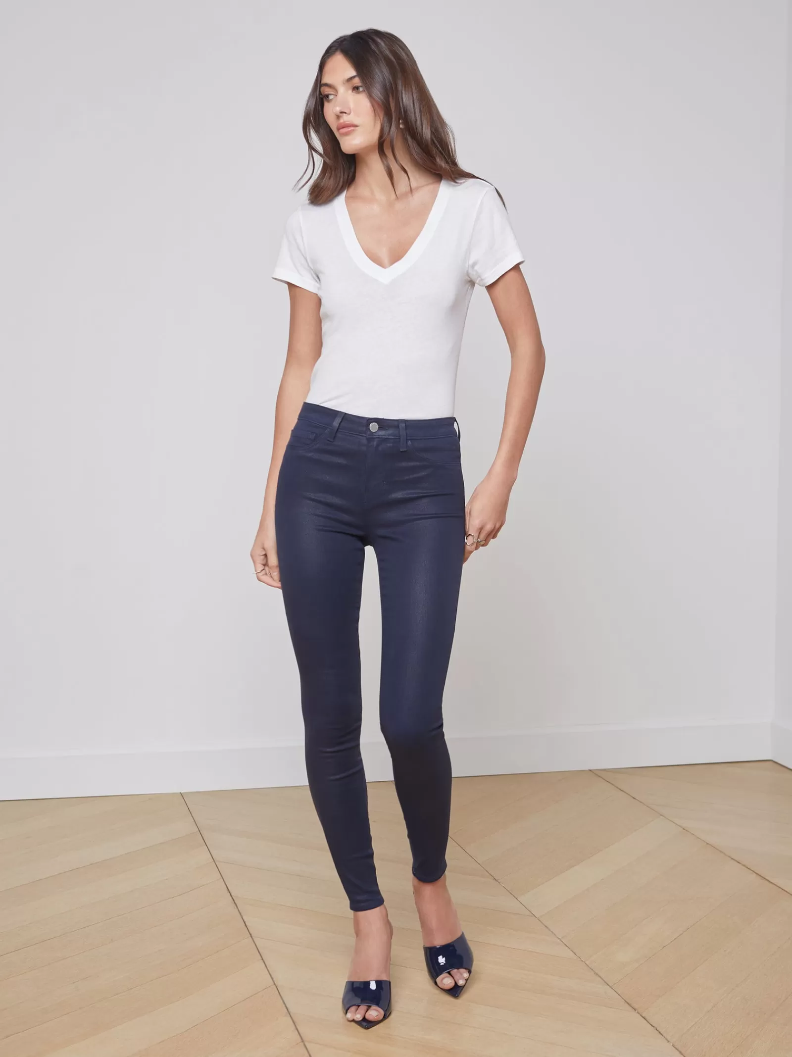 L'AGENCE Becca Cotton V-Neck Tee< Nouveau Whites | Essentials