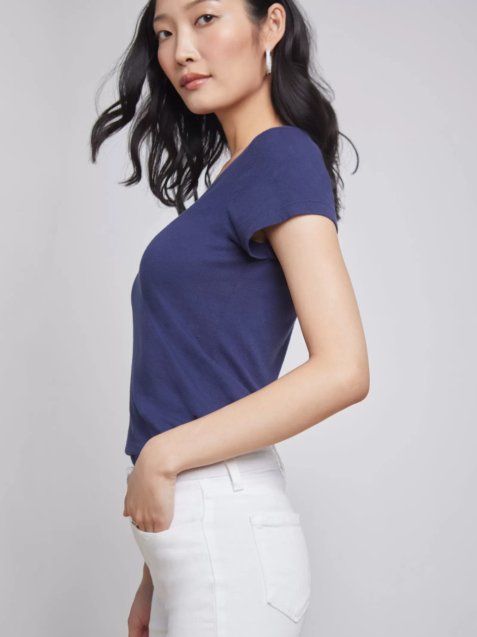 L'AGENCE Becca Cotton V-Neck Tee< Spring '24 Catalog | Essentials
