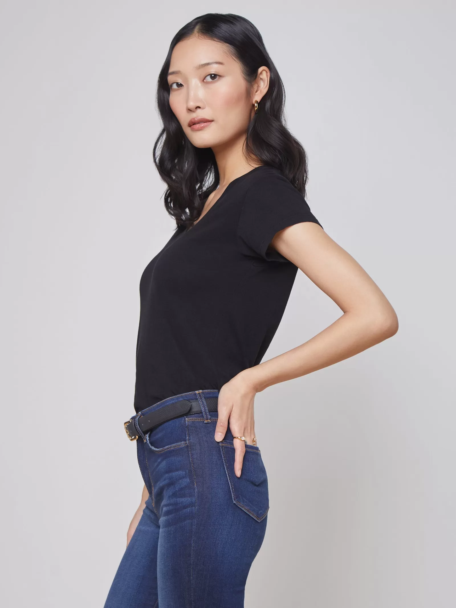 L'AGENCE Becca Cotton V-Neck Tee< All Things Black | Essentials