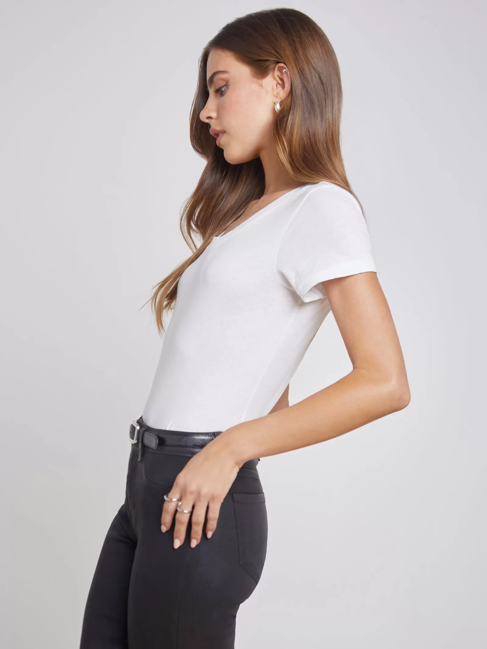 L'AGENCE Cory Cotton Scoopneck Tee< Nouveau Whites | Spring '24 Catalog