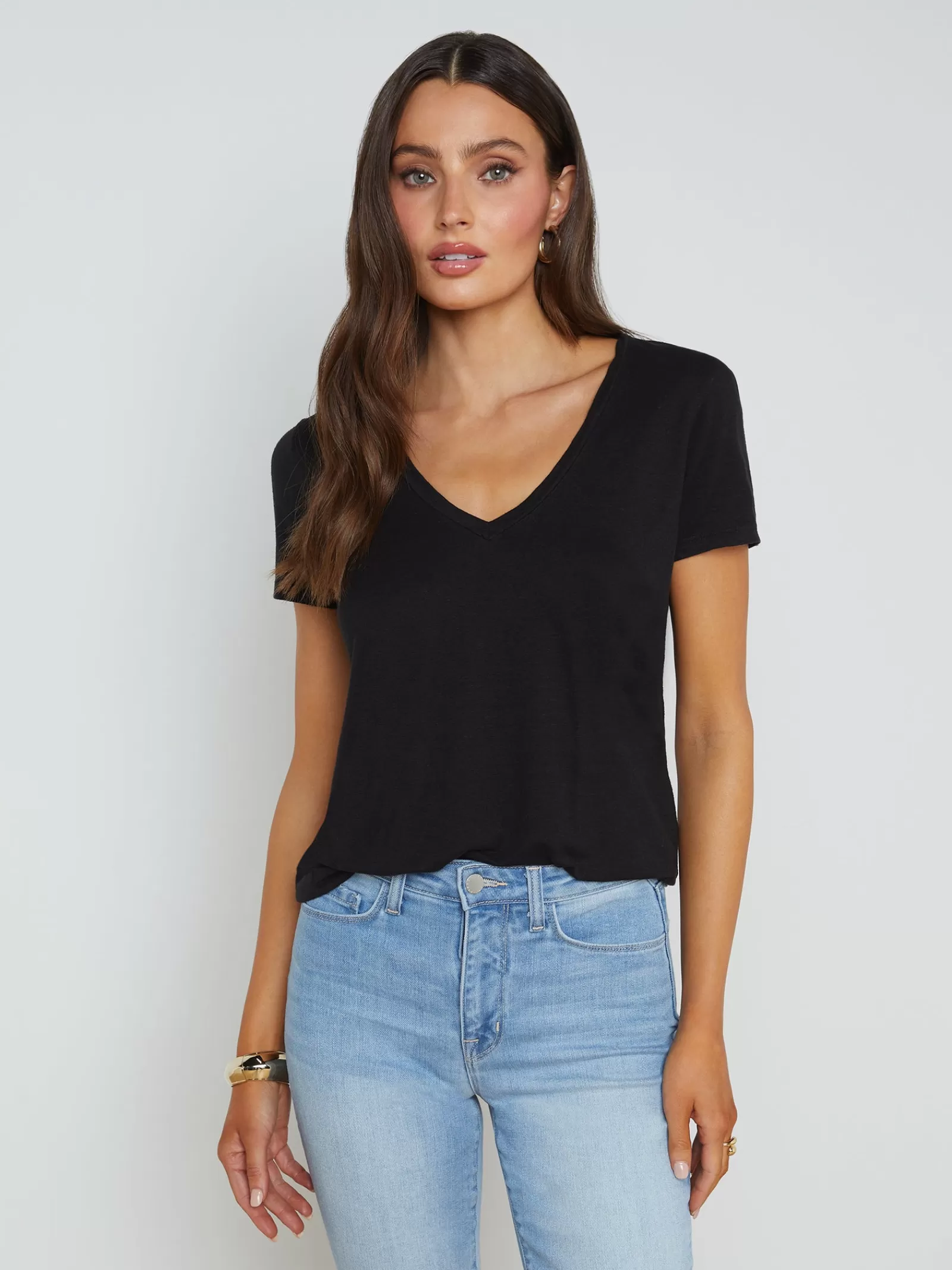 L'AGENCE Daijia V-Neck Tee< All Things Black | Tees