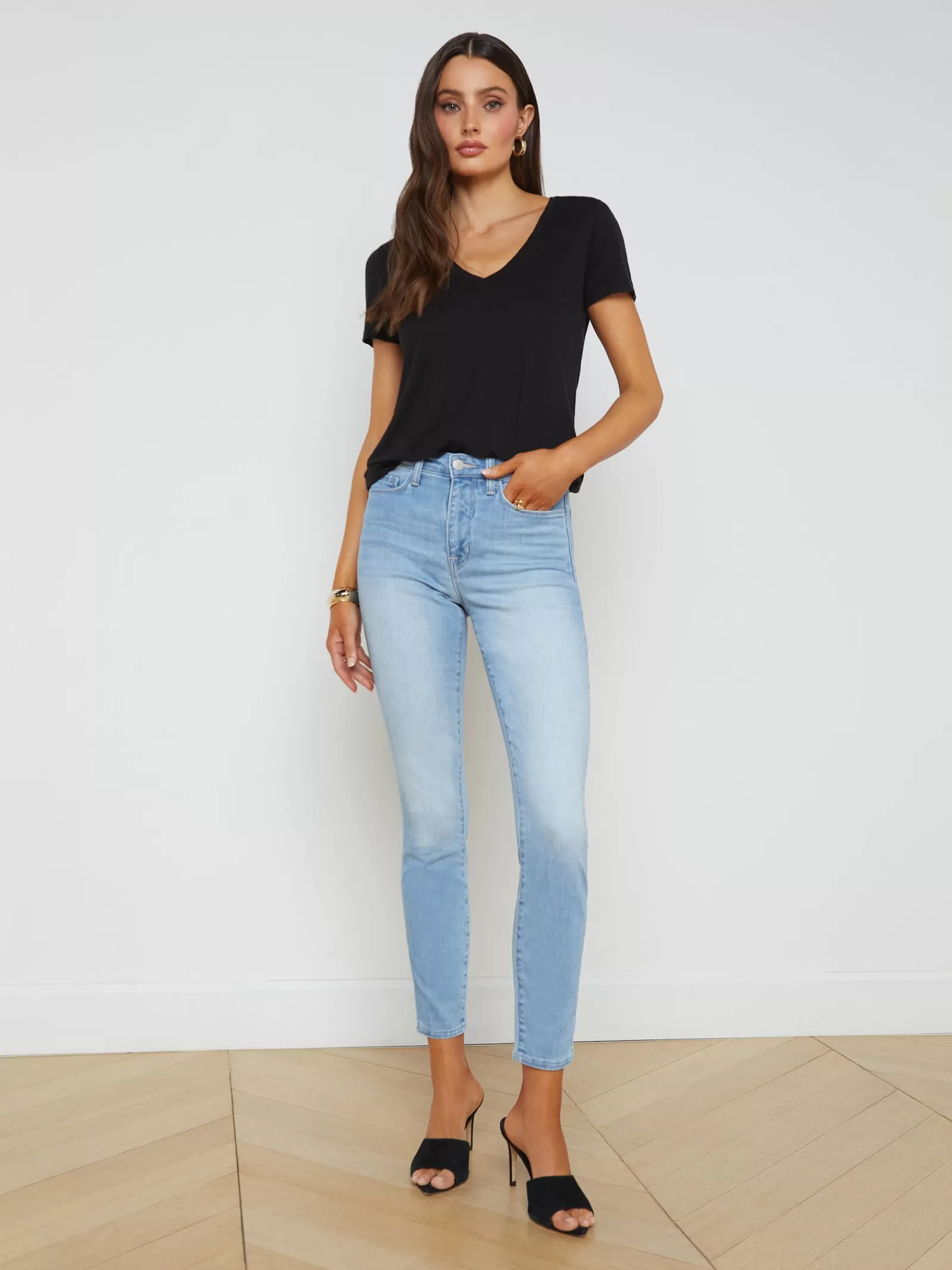 L'AGENCE Daijia V-Neck Tee< All Things Black | Tees