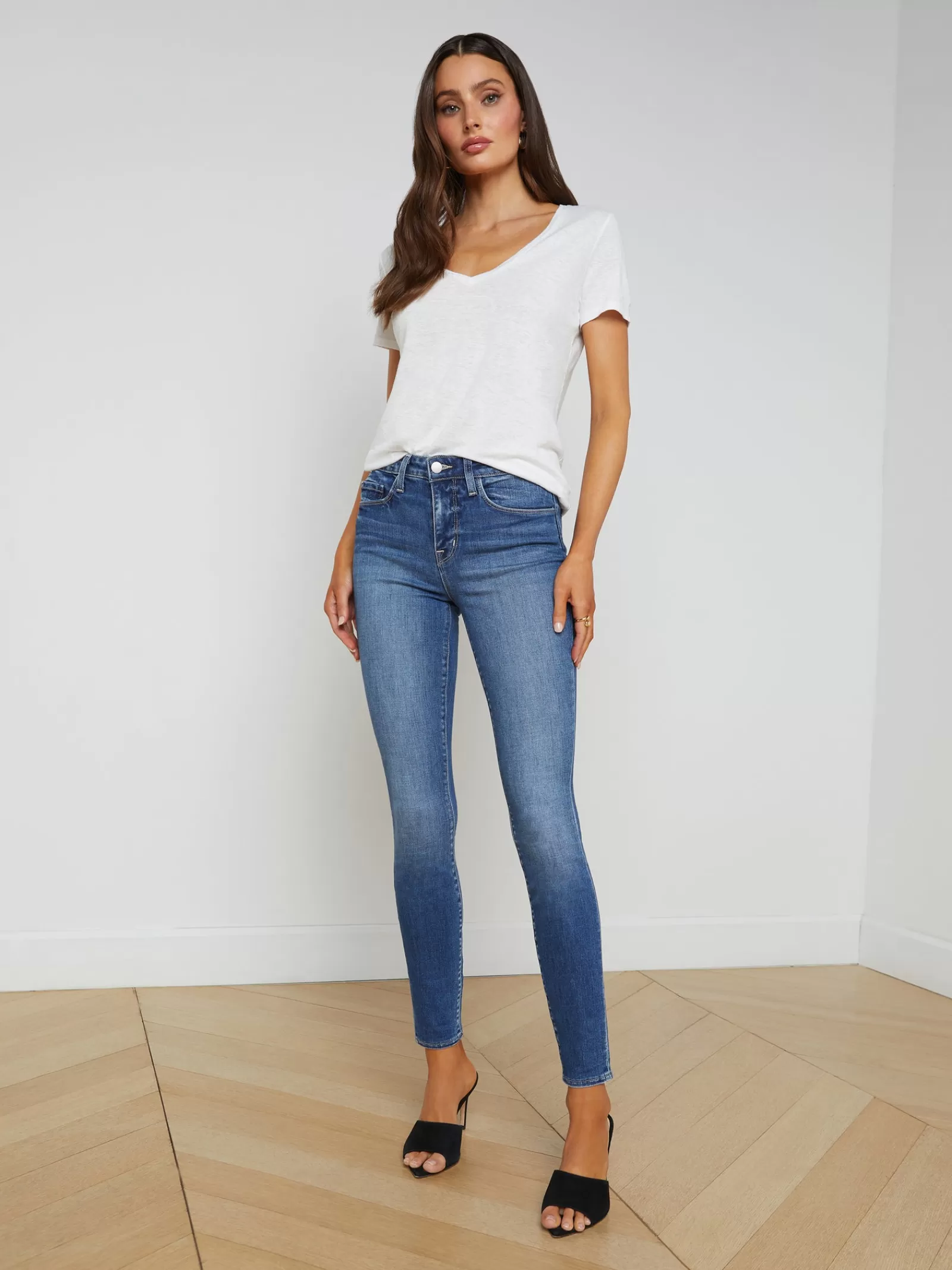 L'AGENCE Daijia V-Neck Tee< Tees