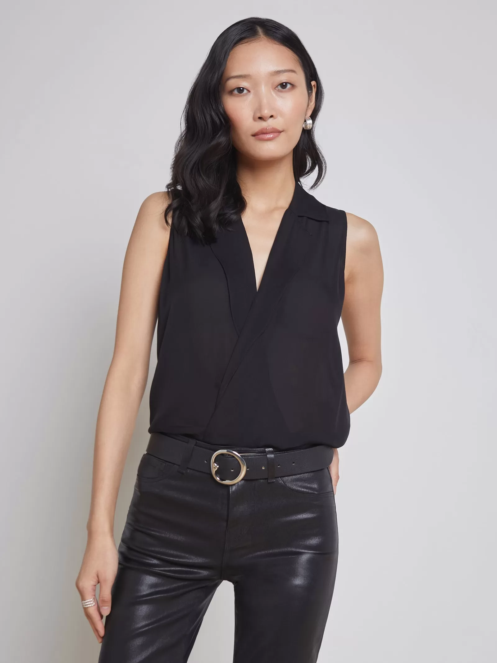 L'AGENCE Freja Blouse< All Things Black | Essentials