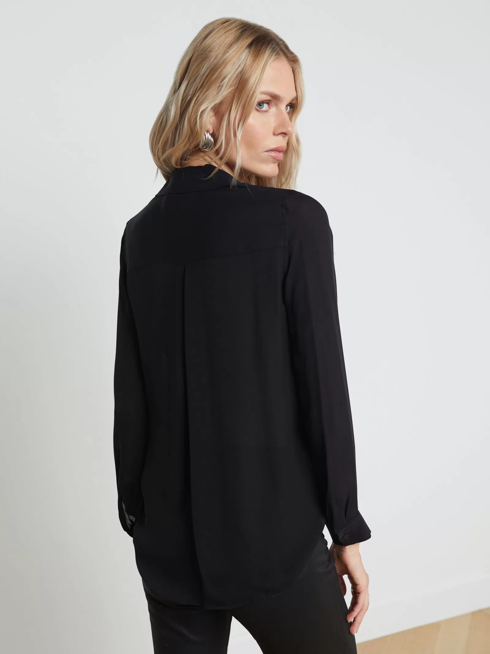 L'AGENCE Nina Silk Blouse< All Things Black | Essentials